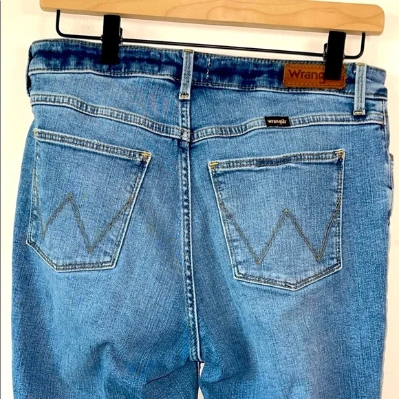 Wrangler Women's High-Rise Rodeo Straight Leg Crop Jean - Picture 6 of 16